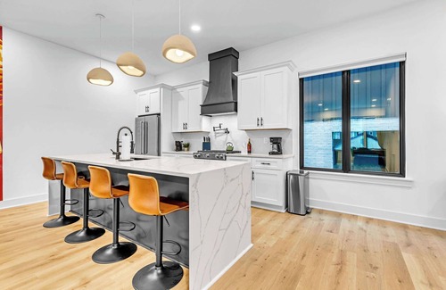 Hurwood Heights House | Fall escape rooftop hot tub, outdoor kitchen, game room near Broadway