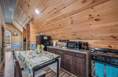 Bryant House | Fall Foliage Retreat: Hot Tub, Kayaks & Pond Deck