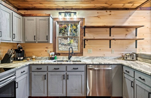 Morganton Cabin | Fall Leaf Specials! ➖Hot Tub➖Outdoor Fireplace➖Fire Pit ➖Blue Ridge