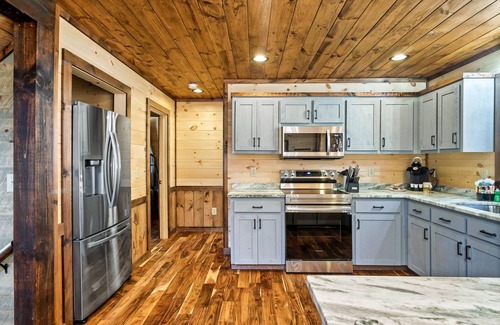 Morganton Cabin | Fall Leaf Specials! ➖Hot Tub➖Outdoor Fireplace➖Fire Pit ➖Blue Ridge