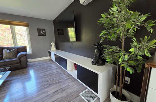 Fall River House | Fall River HavennEntire floor just for you, full kitchen and bathroom.