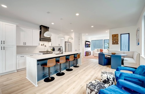 Hurwood Heights House | Fall rooftop hot tub, game zone, and skyline views near Geodis Park