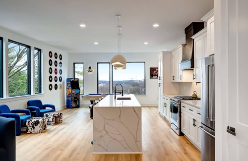 Hurwood Heights House | Fall rooftop hot tub, game zone, and skyline views near Geodis Park