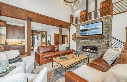 Roslyn House | Fall Savings Ultimate 6BD/6 En-Suites Awaits + Weekday Fun Begins