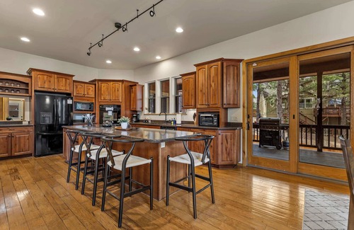 Ponderosa Trails Cabin | Fam-Friendly Cabin Retreat | Hot Tub | Game Room