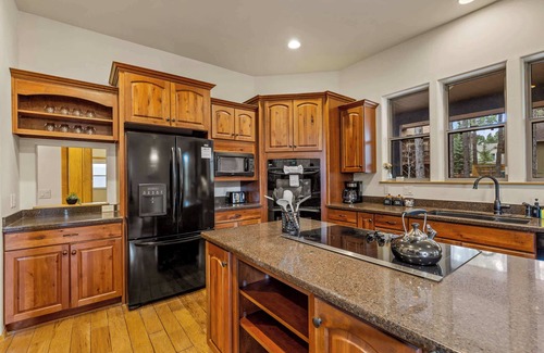 Ponderosa Trails Cabin | Fam-Friendly Cabin Retreat | Hot Tub | Game Room