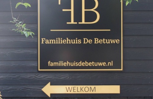 Erichem House | Familiehuis De Betuwe met Prive Tennisbaan, Open Haard en Sauna