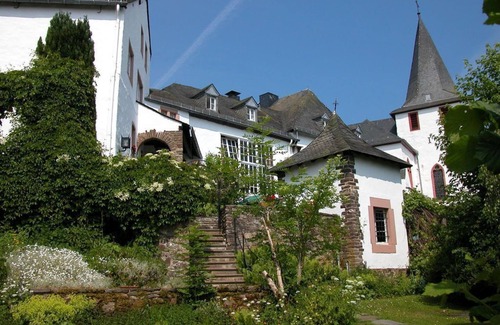 Kronenburg House | Familienzimmer, 2 Erw. + 3 Kinder - Burghaus und Villa Kronenburg