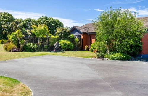 Harewood House | Families and Groups Chch Airport Spa Pool