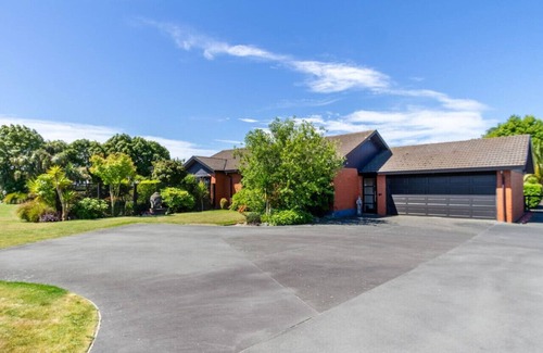 Harewood House | Families and Groups Chch Airport Spa Pool