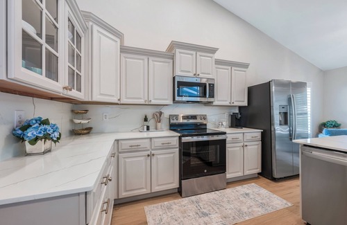 Naples House | Families-private heated pool & hot tub-pickle ball,