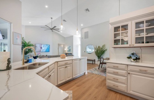 Naples House | Families-private heated pool & hot tub-pickle ball,