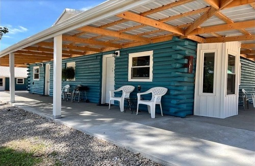 Lebanon Cabin | Family 1-bedroom with Loft cabin Located 3 miles from Bennett Springs State Park