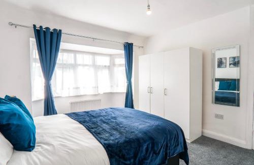 Brent House | Family 4-Bed Wembley Stadium Home - Parking & Long Stays
