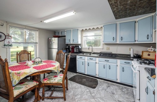 Delmar House | Family 5BR Home – Pets OK, Big Yard and Grill