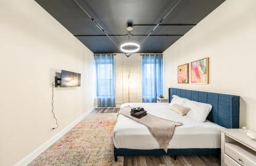 Near South Side Apartment | Family and Group Friendly 5BR Spacious Unit with Pool Table and Optional Parking Near McCormick Place and Soldier Field
