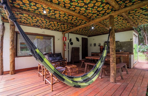 Piedade do Paraopeba Ski Chalet | Family and pet friendly chalet in Brumadinho 30 minutes from BH. Kitchen integrated with nature.