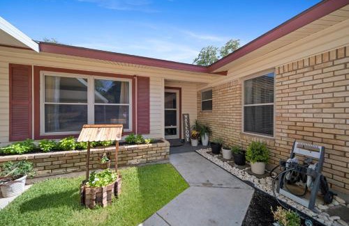 Medical Center District House | Family and Pet Friendly Stay - 15 Min to Downtown Six Flags SeaWorld very close to hospitals