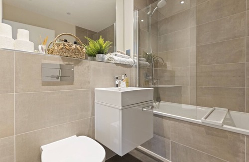 Sunbury on Thames Apartment | Family Apart for 7 Easy Booking