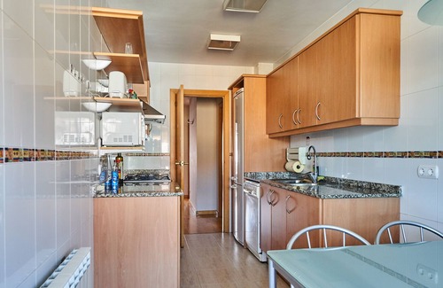 Les Escodines Apartment | Family Apartment with Parking and Pool