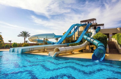 El Quseir Hotel | Family Beach Retreat with Outdoor Swimming Pools and Spa Access