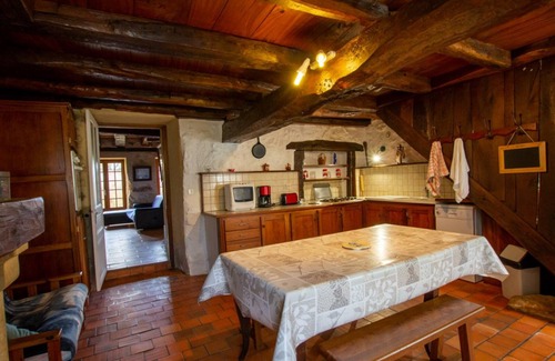 Saint-Front-la-Riviere Cottage | Family cottage with WiFi near Brantôme
