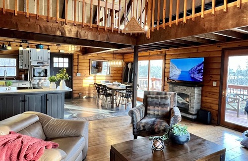 Town of Schodack Cabin | "Family Cabin: Hot Tub, Golf, Games, Sunset, Pet!"
