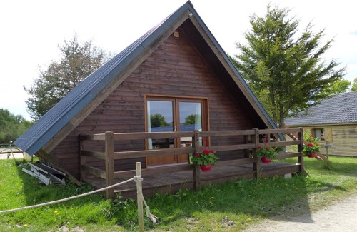 Le Vernet Cottage | Family chalet near Vichy, terrace, pets allowed