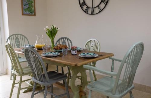 Llandovery House | Family Country Cottage with Stunning Mountain View sleeps 12
