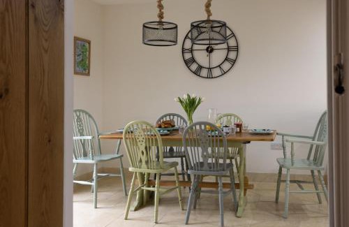 Llandovery House | Family Country Cottage with Stunning Mountain View sleeps 12