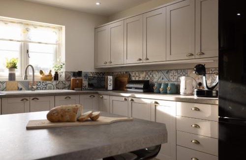 Llandovery House | Family Country Cottage with Stunning Mountain View sleeps 12