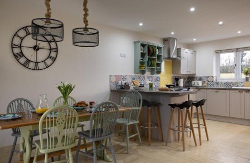Llandovery House | Family Country Cottage with Stunning Mountain View sleeps 12