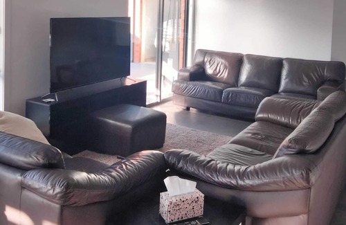 Pakenham House | Family/couples Getaway - Entire House - 4 Bedrooms - Hot Tub - Double Garage