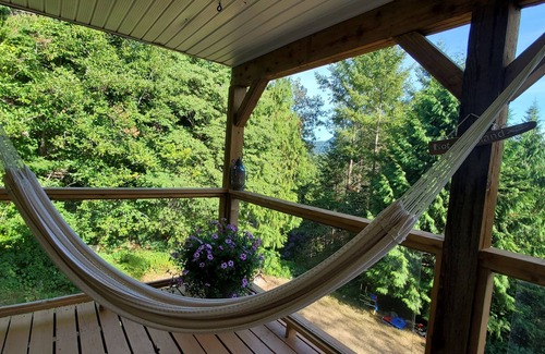 Garden Bay House | Family & dog friendly for 6 people - walking distance to 4 lakes!