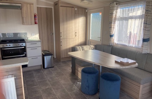 Newton Cabin | Family&dog-friendly caravan near Porthcawl beaches