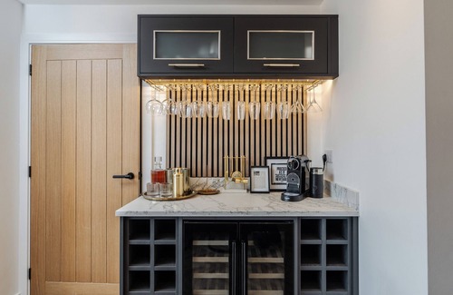Knotty Ash House | Family Escape | Games Room | 6 Smart TVs | Free Off-Street Parking