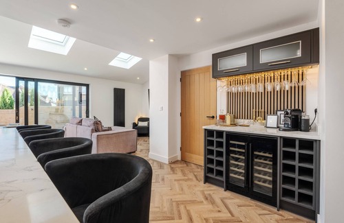 Knotty Ash House | Family Escape | Games Room | 6 Smart TVs | Free Off-Street Parking