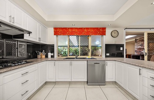 Brisbane Waterfront House | Family-Friendly 5-Bed Close to the Coast & Airport