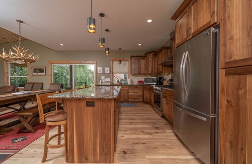 Lazy Acres Cabin | Family-friendly lodge + Fire pit + Hot tub + Heated garage + 3 On-suite bedrooms
