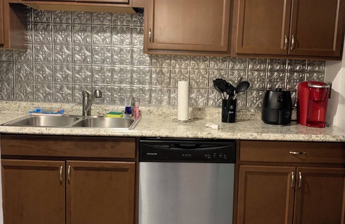 Downtown Baltimore House | family-friendly 2-bedroom home in Baltimore with WiFi, AC, Pool table, Poker