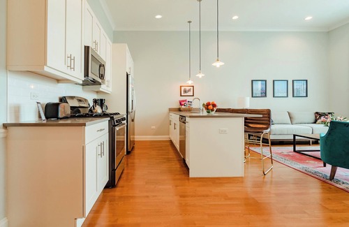 Uptown Condo | Family Friendly 2BD/2BA Near Wrigley, Lincoln Square