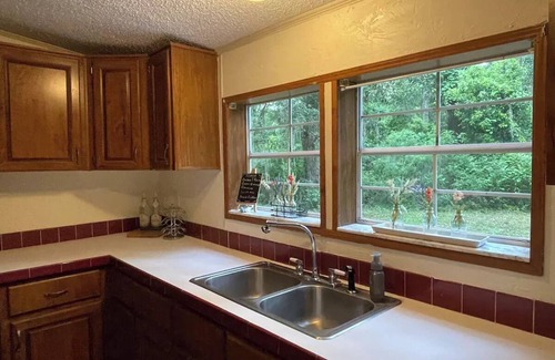Williston House | Family Friendly 3/2 Cottage Nestled Among the Oaks