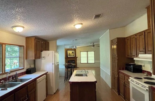 Williston House | Family Friendly 3/2 Cottage Nestled Among the Oaks
