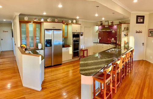 Bombay Bed & Breakfast | Family Friendly 3 Bedroom Farmhouse with Spa Pool