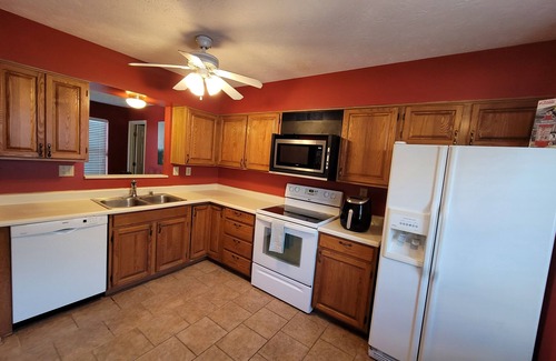 Keene House | Family Friendly 3 BR w/King Bed and Jacuzzi tub