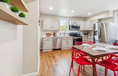 Castle Shannon House | Family Friendly 3-BR Bungalow near Attractions