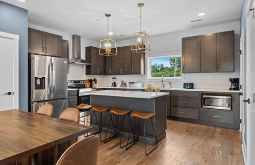 Talbot's Corner House | Family-Friendly 3BR Townhouse | GameRoom & Balcony