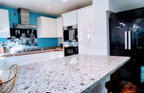 Bagshot House | Family Friendly 4BR House w/Netflixplay Room EV