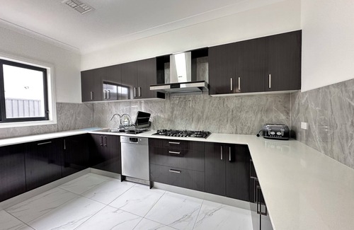 Throsby House | Family-Friendly 5-Bedroom House - 1 minute to the highway to Snowy Mountain