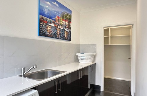 Throsby House | Family-Friendly 5-Bedroom House - 1 minute to the highway to Snowy Mountain